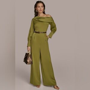 Beautiful jumpsuit worn once excellent condition.